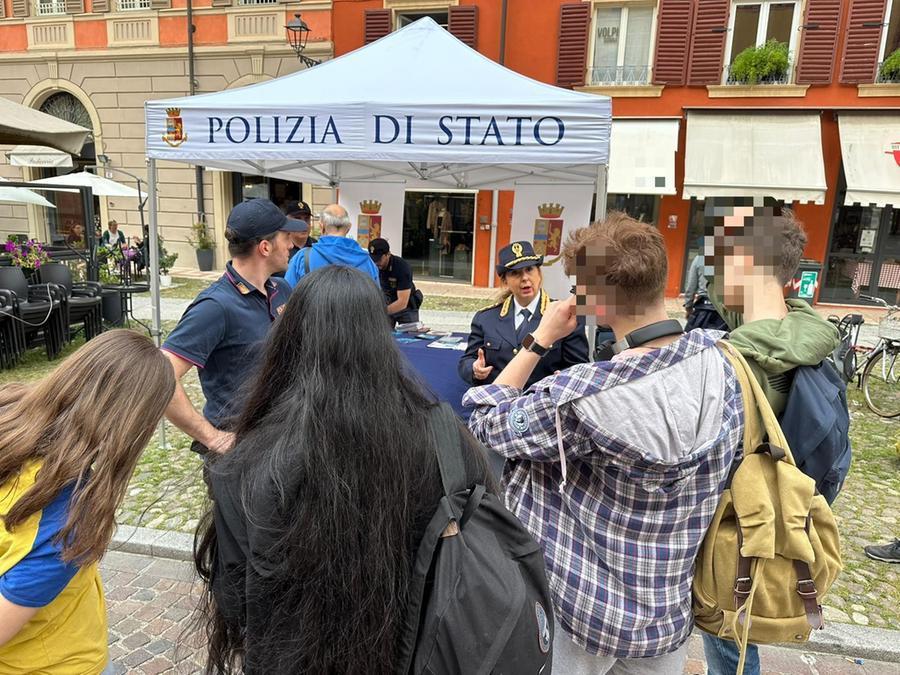 Giornata internazionale dei bambini scomparsi, stand in centro per sensibilizzare sul tema