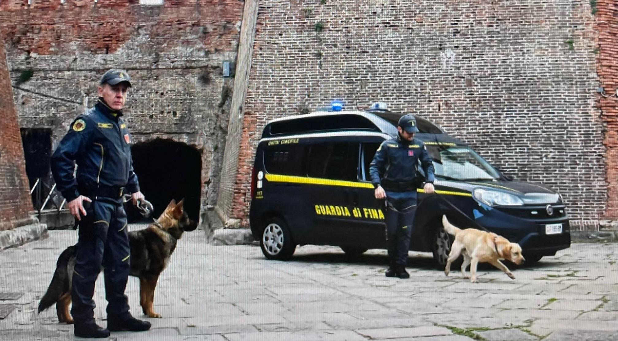 Due militari della guardia di finanza