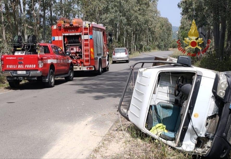 Esce di strada con l’Ape che si ribalta: grave un imprenditore di Castiadas