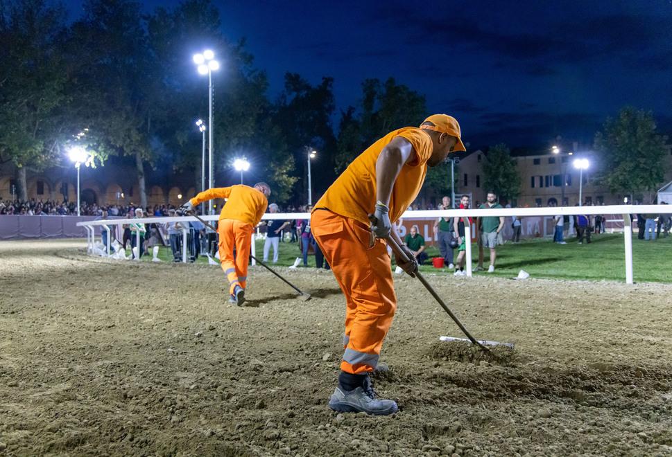 Ferrara, i teloni hanno salvato la corsa dei cavalli Palio: prove annullate ma domani si corre