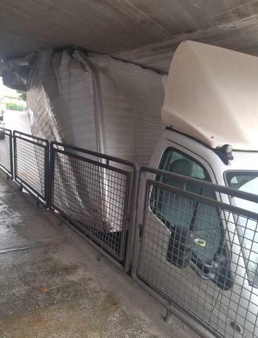 Carpi Via Pezzana, incubo furgoni: «Ogni settimana un incidente»