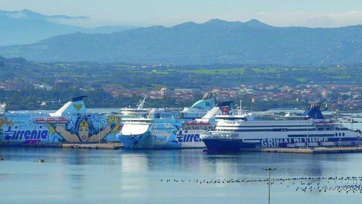 Prezzi folli sui traghetti per la Sardegna: posto ponte a 200 euro