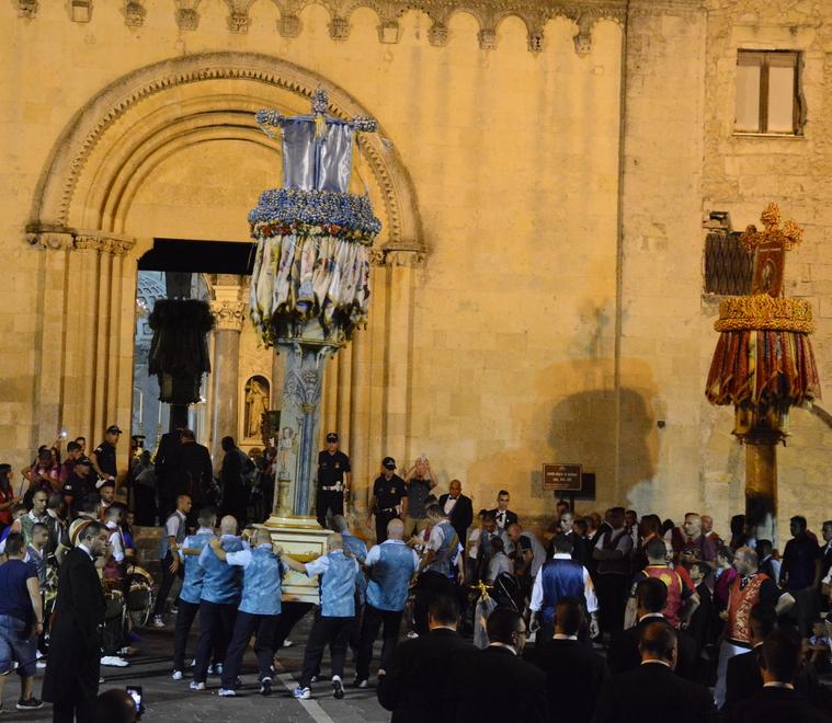 Sassari, Santa Maria cade a pezzi: la benedizione dei Candelieri fuori dalla chiesa
