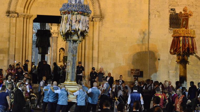Sassari, Santa Maria cade a pezzi: la benedizione dei Candelieri fuori dalla chiesa