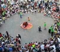 Reggionarra torna ad animare la città con una parata guidata da un drago 