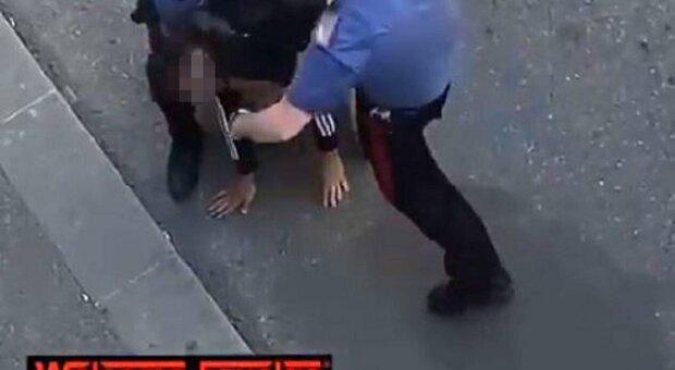 Livorno, un calcio in testa, le mani al collo: filmato l’arresto violento del ladro – Video
