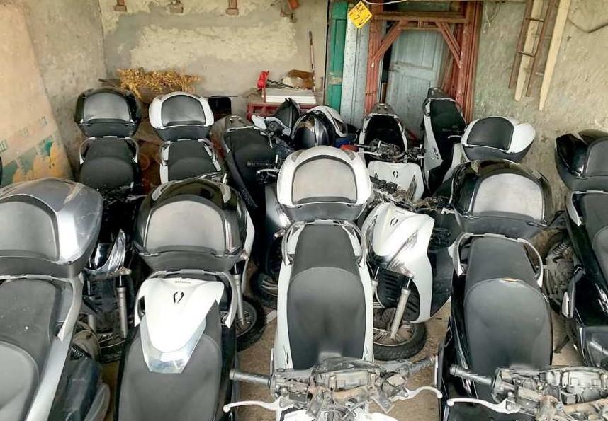 Alcuni degli scooter ritrovati dalla polizia in un capannone del Pisano