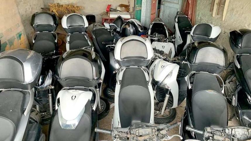 Alcuni degli scooter ritrovati dalla polizia in un capannone del Pisano