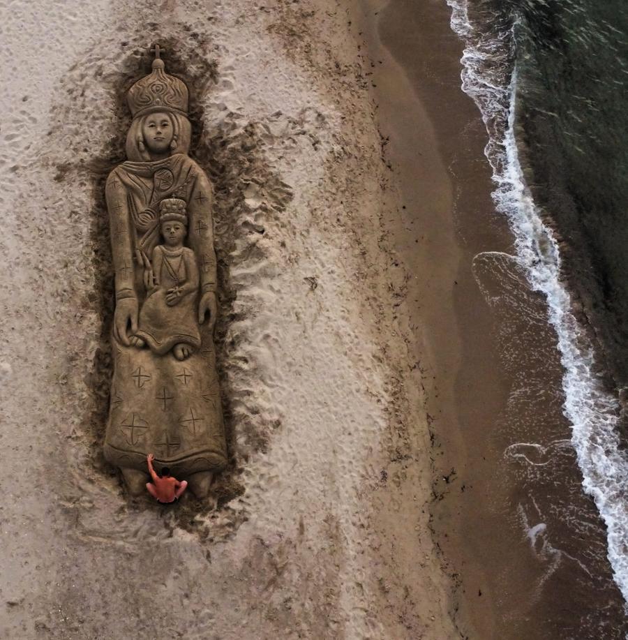 Una gigantesca Madonna disegnata sulla sabbia sul litorale di Sorso