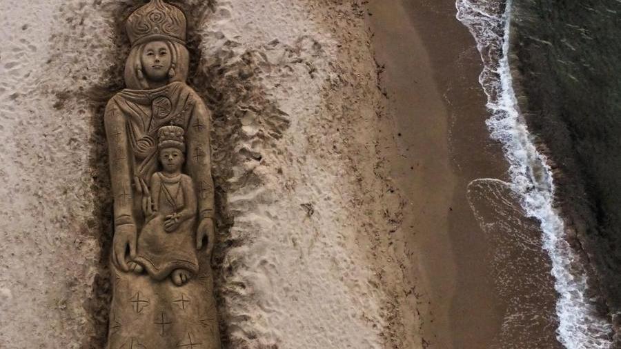 Una gigantesca Madonna disegnata sulla sabbia sul litorale di Sorso