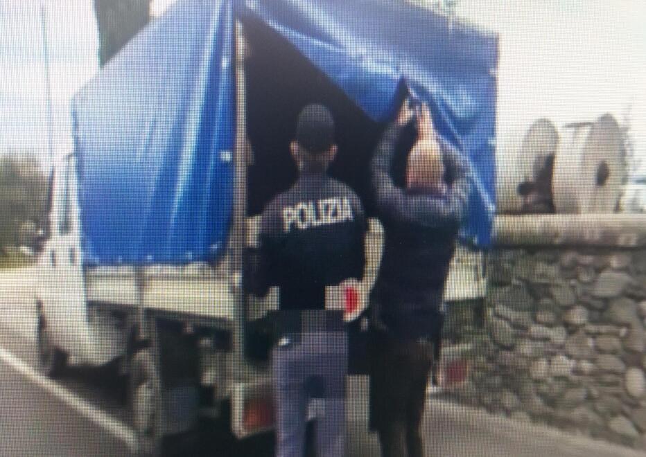Un controllo della polizia durante l’inchiesta “Black wine”