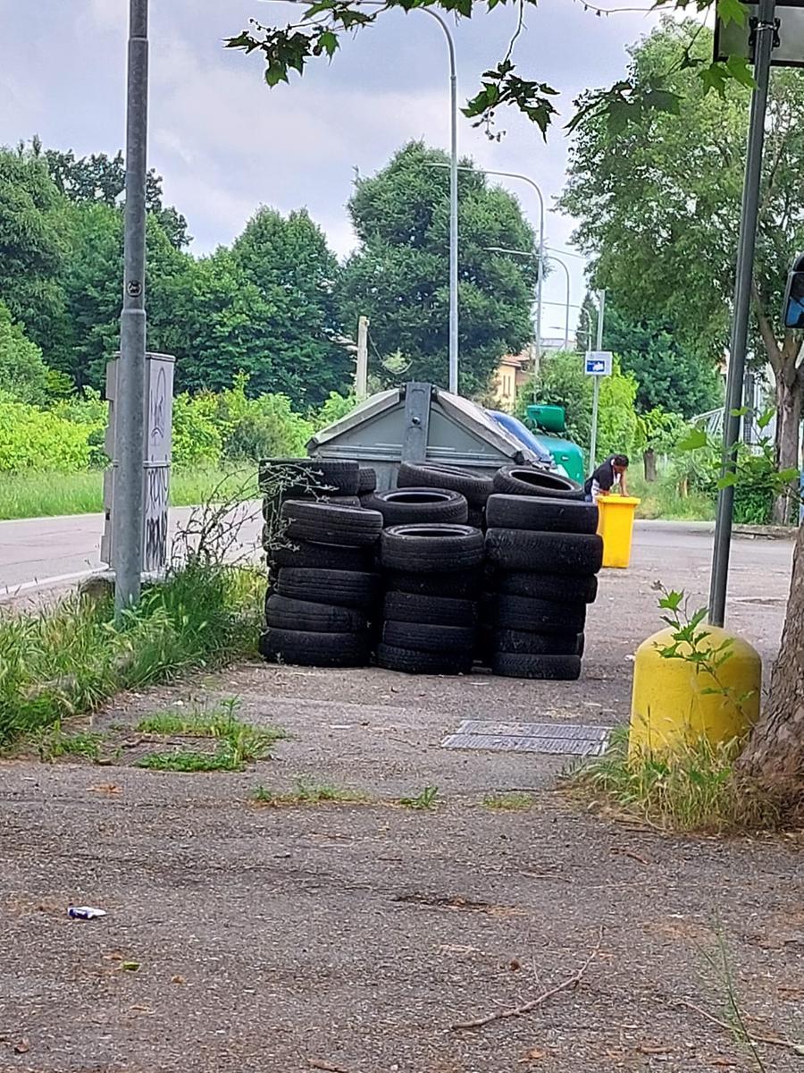 Modena, L’abbandono “dell’anno”: 40 pneumatici nel parcheggio