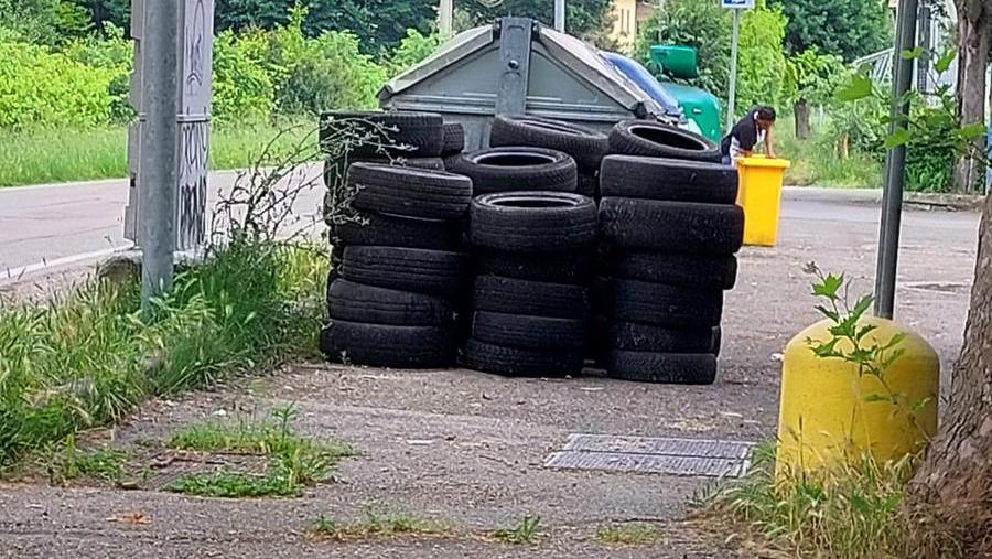 Modena, L’abbandono “dell’anno”: 40 pneumatici nel parcheggio