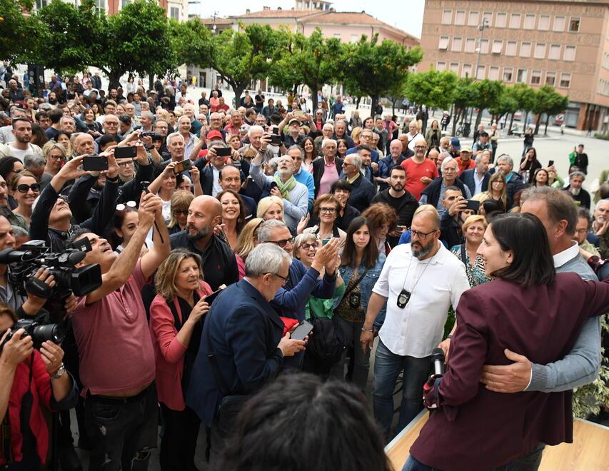 La folla in piazza Aranci per Elly Schlein (foto Cuffaro)