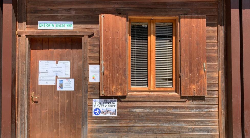 Affisso alla porta del Parco di Roselle l’avviso della Direzione regionale che dispone la chiusura delle aree archeologiche per allerta arancione, rossa e anche gialla