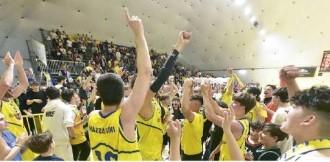 
	La squadra esulta dopo l&rsquo;ultimo tiro da tre punti realizzato da Fabrizio Piccone che ha sigillato la vittoria in gara 5 contro Oleggio (foto Paolo Barlettani)

