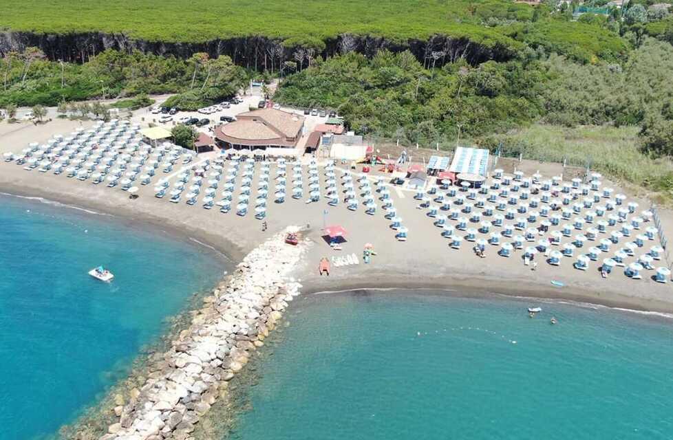 Una veduta dall’alto del bagno Ippocampo alle Gorette di Cecina gestito da Alberto Nencetti, referente di Confcommercio Balneari