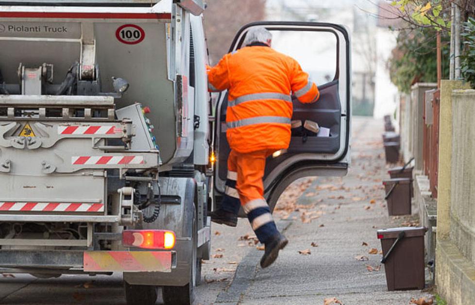 Un operatore impegnato nella raccolta dei rifiuti porta a porta (foto d’archivio)