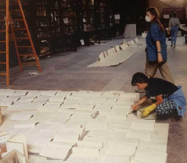 Volontari al lavoro per salvare i libri dopo l’attentato
