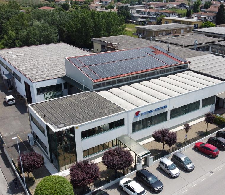La sede di Techno System con i pannelli fotovoltaici sul tetto