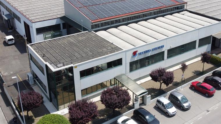 La sede di Techno System con i pannelli fotovoltaici sul tetto