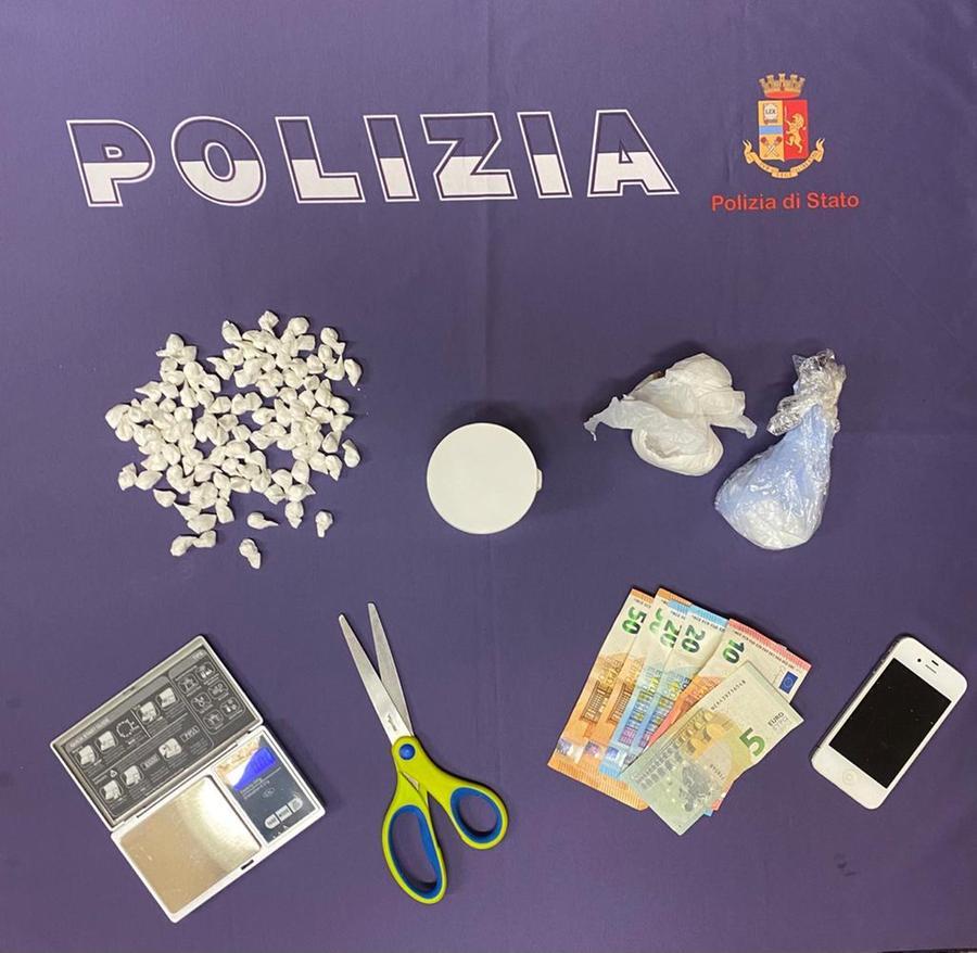 Già condannato, usa il nipote minorenne per spacciare a Reggio Emilia: arrestato