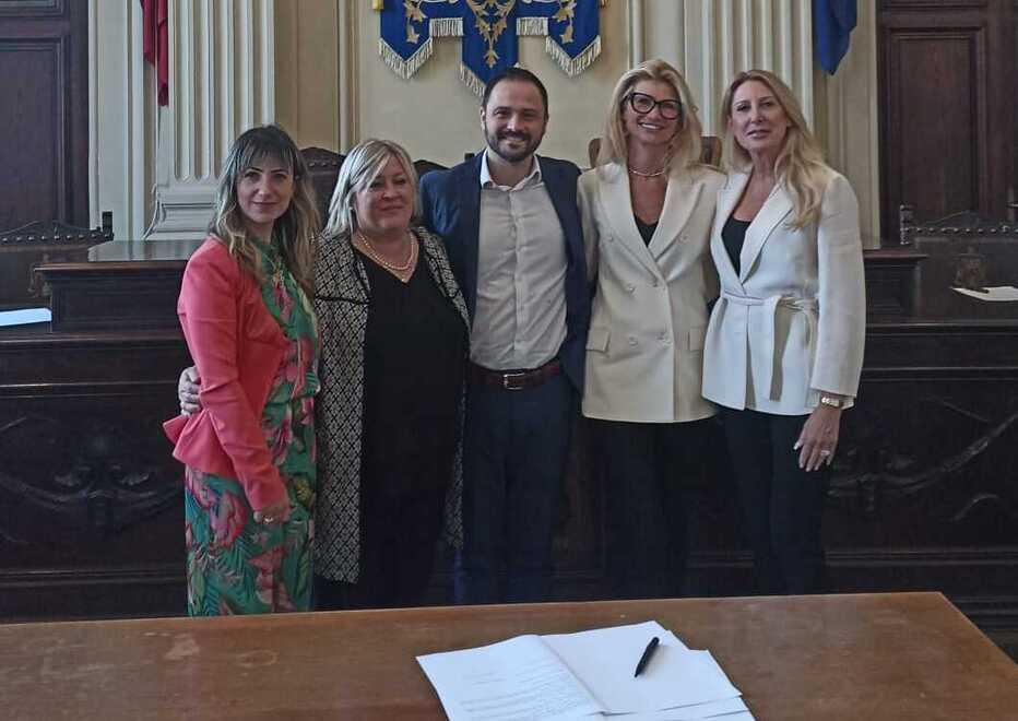 La firma dell’accordo in Comune