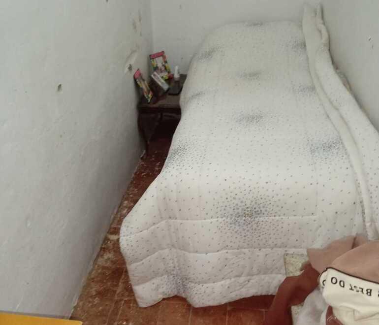 Una delle stanze da letto negli appartamenti della struttura di emergenza abitativa lungo via Aurelia Sud a Vada