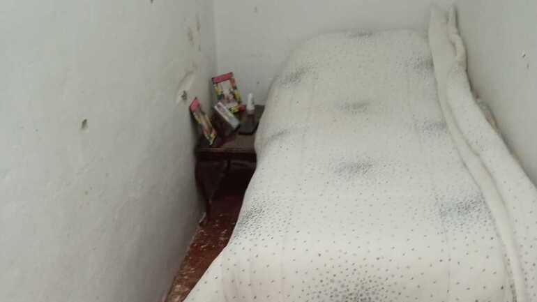 Una delle stanze da letto negli appartamenti della struttura di emergenza abitativa lungo via Aurelia Sud a Vada