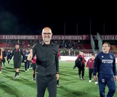 
	L&rsquo;allenatore granata Massimiliano Canzi sorridente dopo la vittoria del Pontedera contro il Rimini (Franco Silvi)

