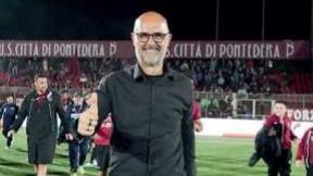 
	L&rsquo;allenatore granata Massimiliano Canzi sorridente dopo la vittoria del Pontedera contro il Rimini (Franco Silvi)

