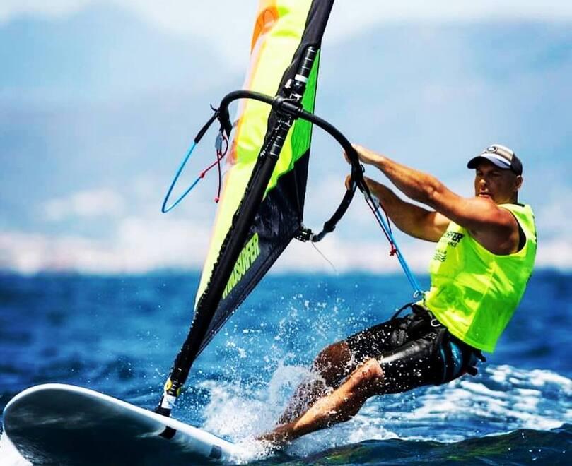 Alessandro Torzoni  impegnato sulla tavola durante una regata (foto di Marc Grauper Alomà)