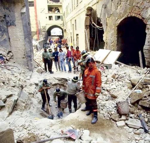 
	I soccorsi in via dei Georgofili a Firenze dove un&rsquo;auto- bomba uccise cinque persone nella notte fra il 26 e il 27 maggio del 1993

