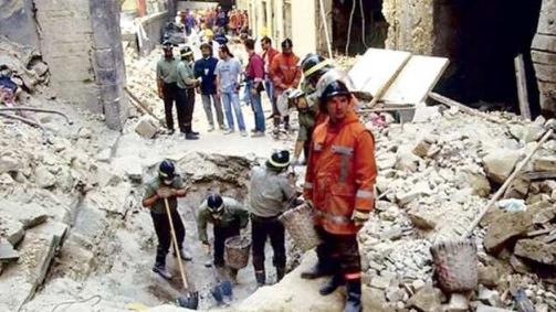 
	I soccorsi in via dei Georgofili a Firenze dove un&rsquo;auto- bomba uccise cinque persone nella notte fra il 26 e il 27 maggio del 1993

