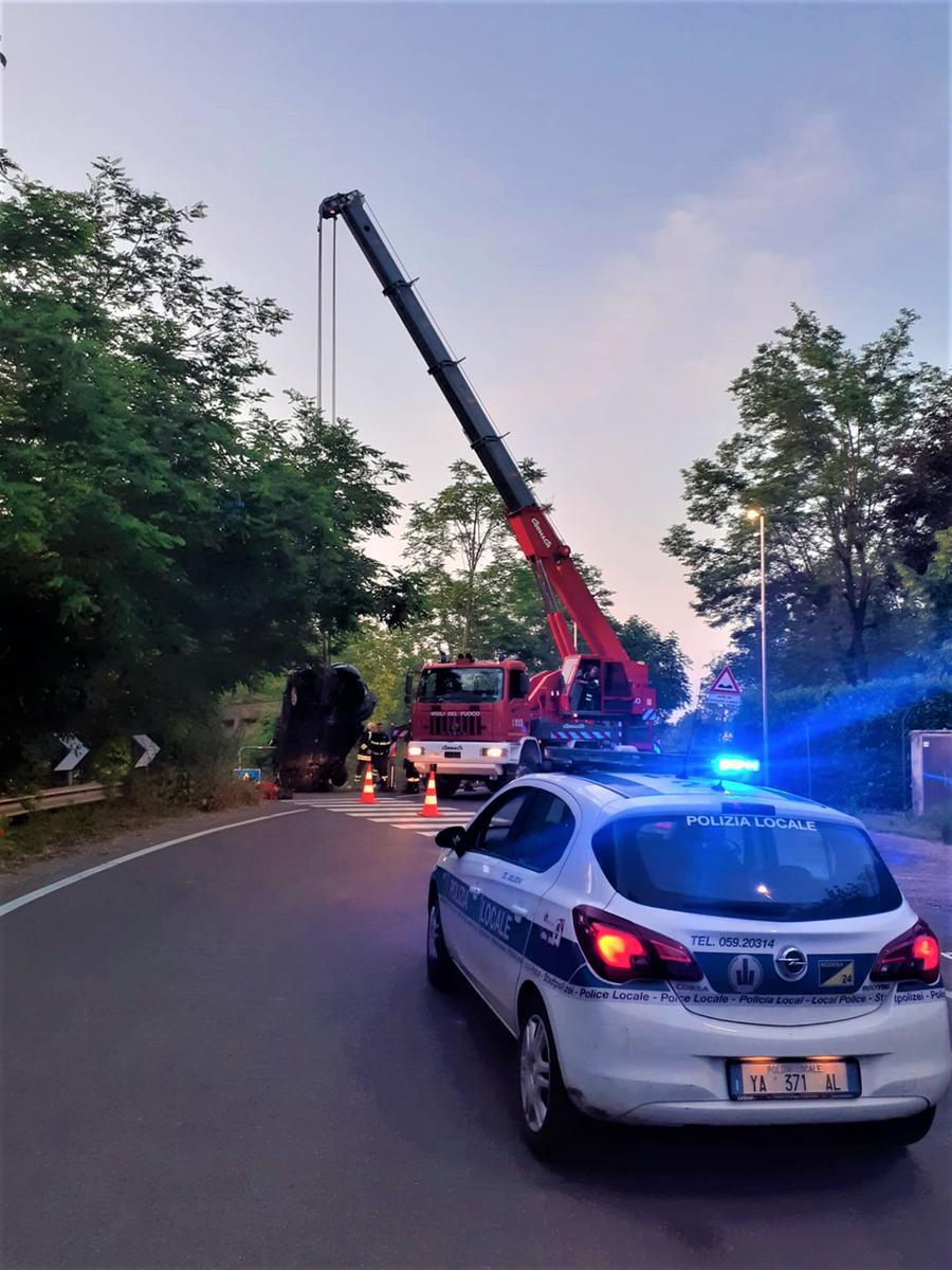 Modena. Con l’auto nel fossato in via Gherbella: due ragazze ferite