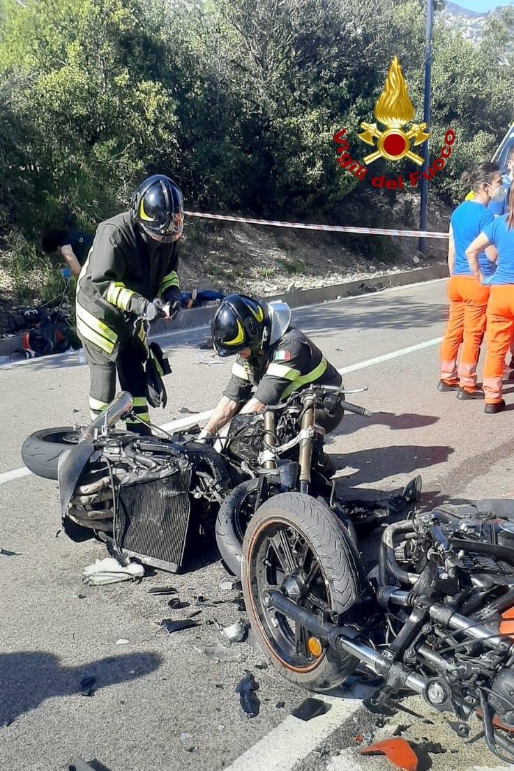 Scontro frontale fra due moto all’ingresso di Cala Gonone: un morto e un ferito grave
