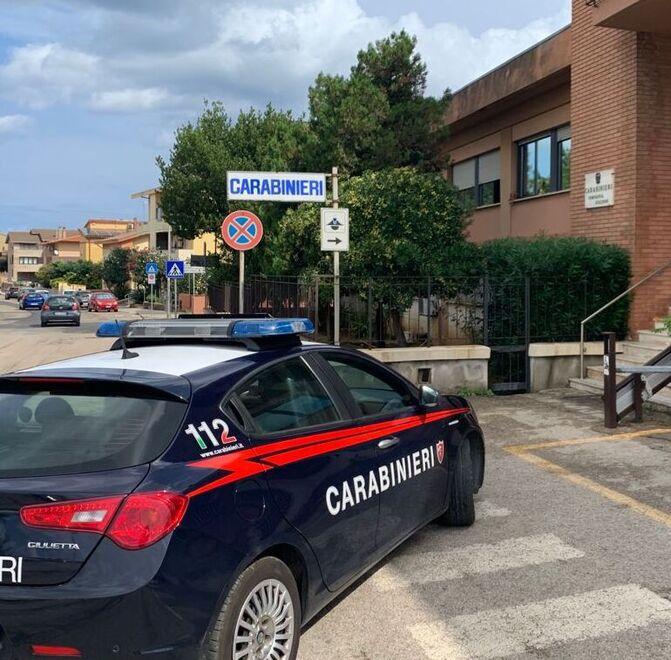 Porto Torres, danneggia 4 auto e un portone: arrestato professionista di 38 anni 