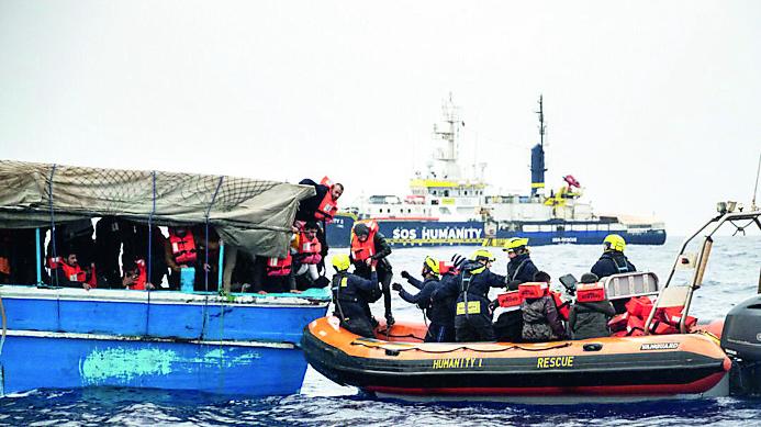 Nave con 88 migranti destinata a Livorno