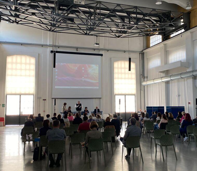 Modena, «demansionata dopo la maternità: scrivania spostata accanto ai rifiuti» 