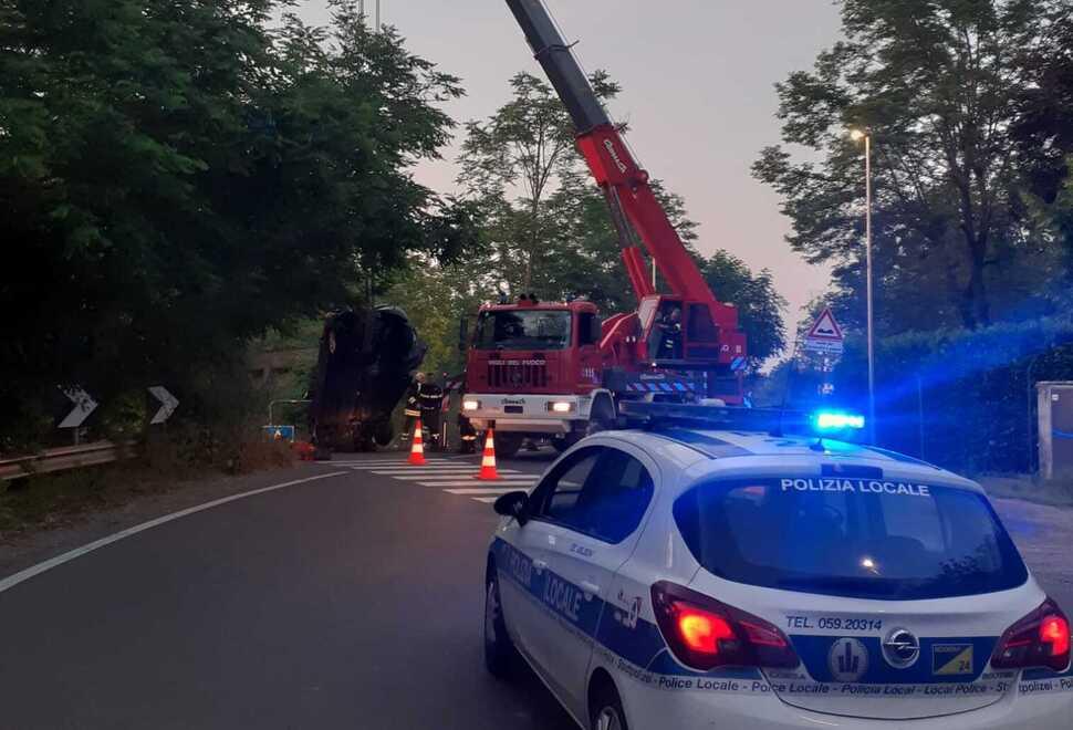 Modena: auto nel torrente, due ferite 