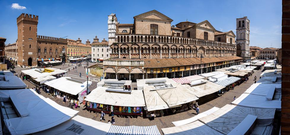Ferrara, il mercato “saluta” il Listone: estate nella canicola di Travaglio
