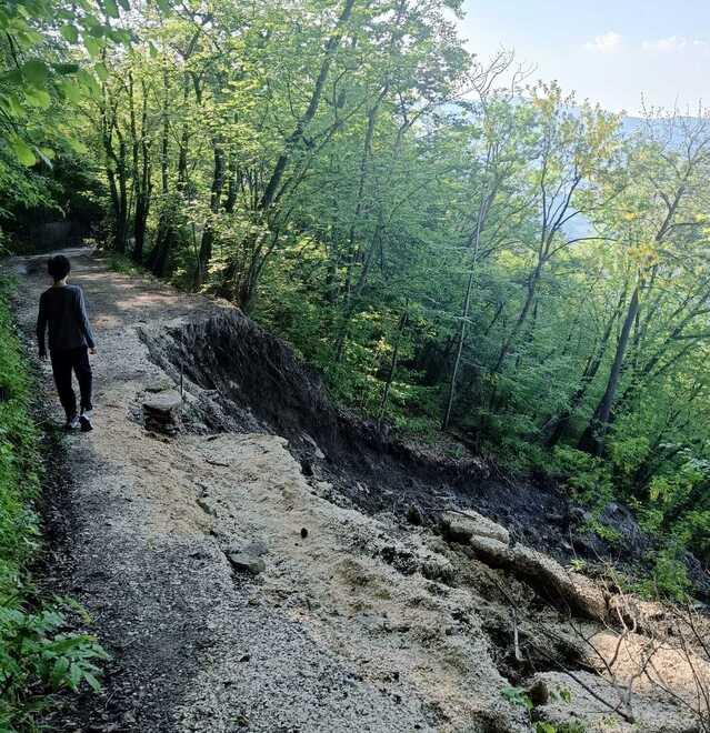 Montecreto, «la frana ci ha isolato da venti giorni: resta solo un piccolo pezzo di strada» 