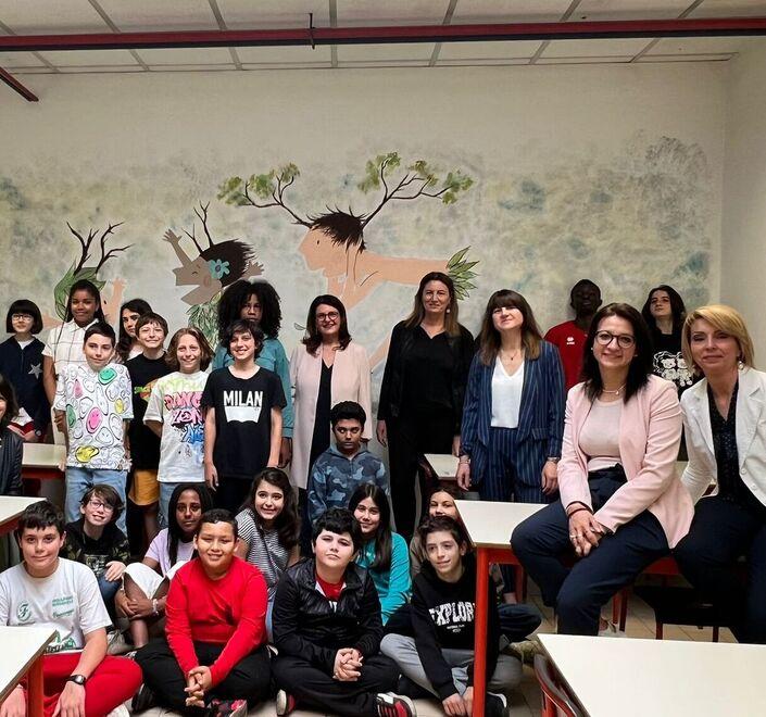 Modena “Prendiamoci cura della scuola” Così i ragazzi dipingono murales 