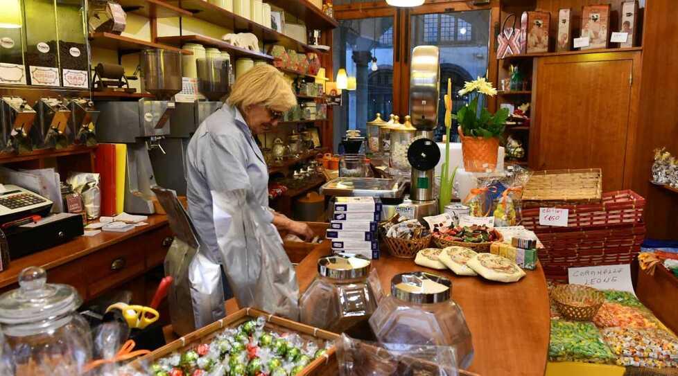 La Cioccolateria nei giorni scorsi ha pubblicato un avviso attraverso il quale informa i clienti che dal 20 giugno chiuderà i battenti. Nella foto grande Alberta Uilivi
