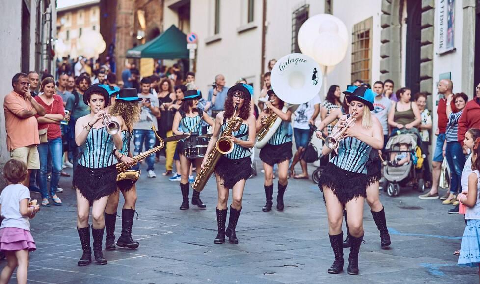 Un momento di un’edizione del passato della Notte Nera a San Miniato