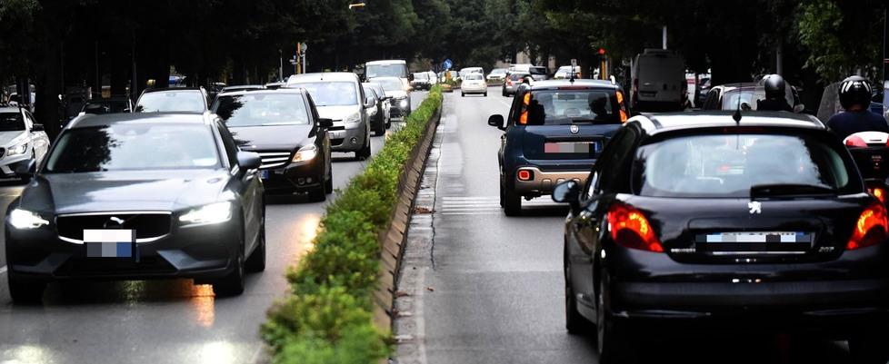 Auto in transito lungo un tratto dei viali interessato dai divieti