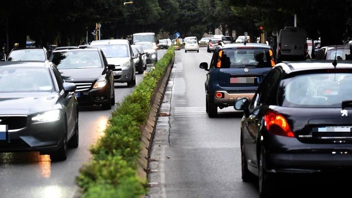 Auto in transito lungo un tratto dei viali interessato dai divieti