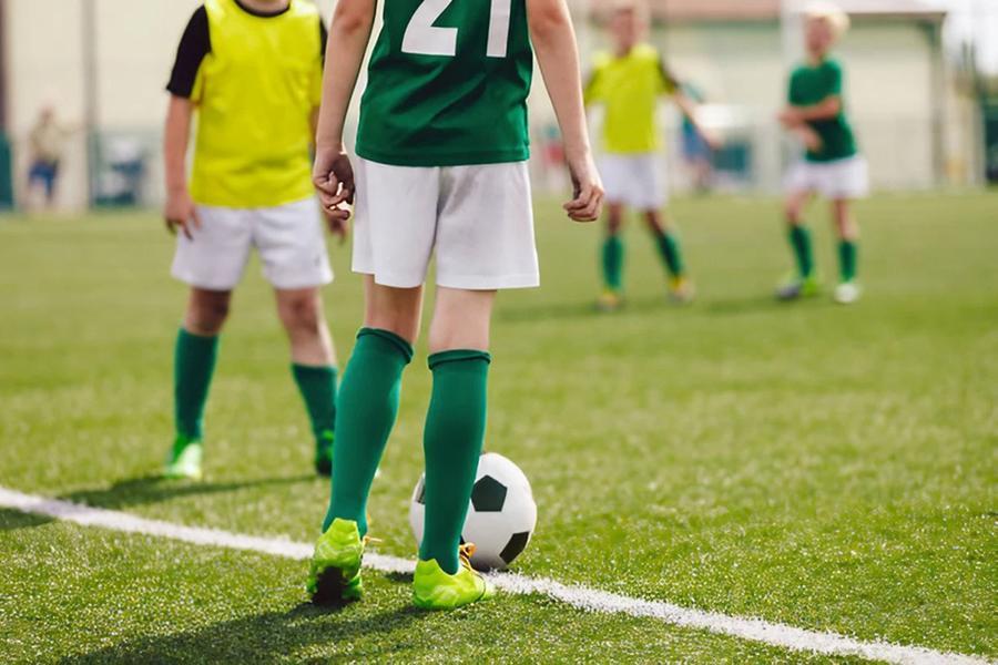 Caos in campo, tredicenne urla frasi razziste all’avversario: squalificato per 11 gare. Sanzionati anche allenatore e dirigente