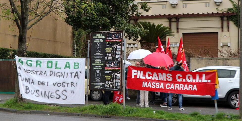Un presidio dei dipendenti di Agrolab davanti alla sede apuana di Confindustria Livorno e Massa-Carrara