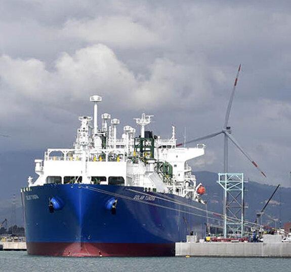 La nave rigassificatore dal 20 marzo è ormeggiata alla banchina est della darsena nord del porto di Piombino (foto Paolo Barlettani)